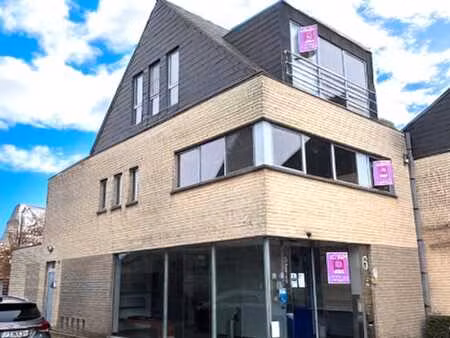 verzorgd appartement met terras, parkeerplaats en private...