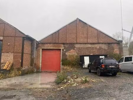 depot de 570m2 a avec 2 entrées et parking extérieur