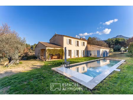 mas provençal contemporain éco-responsable avec piscine