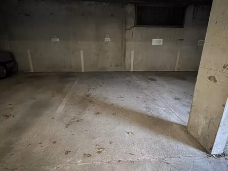 proximite immediate de la place d allier - parking couvert