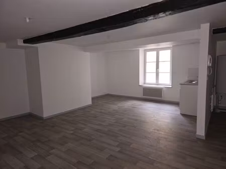 t 3 de 55 m² sh au 3ème étage côté cour, d'un petit immeuble, situé 7 place d'armes à seda