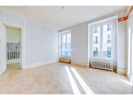 rue leon frot-2 pièces