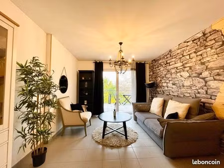 t2 meublé avec grand balcon – 42,91 m² – vaulx-en-velin (canal)