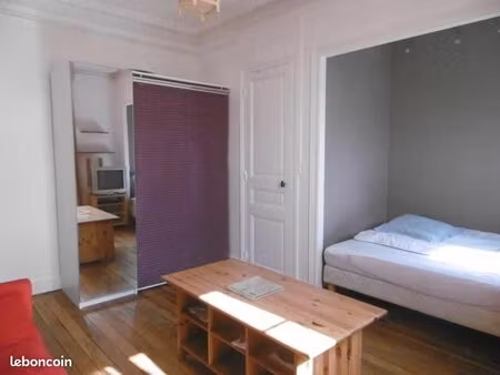 studio paris 13 dans immeuble haussmannien 7-ème et dernier étage sans vis a vis, rue fago