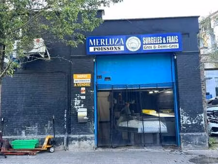 un entrepôt/commerce et le mobilier