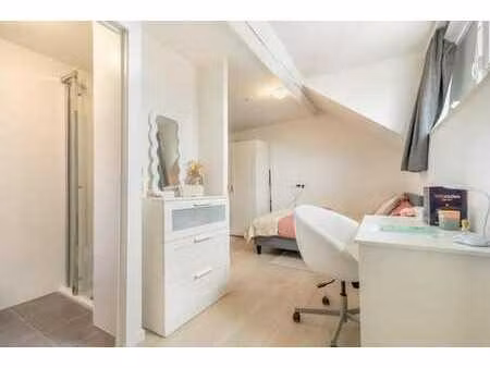 chambre étudiante chaleureuse et spacieuse