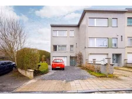 maison 3 chambres avec garage et un agréable extérieur