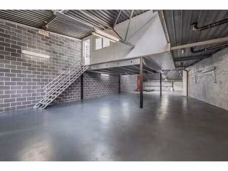 ixelles – situation premium, entrepôt polyvalent avec bureau