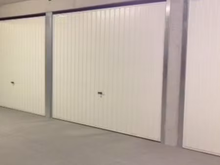 grand garage sécurisé