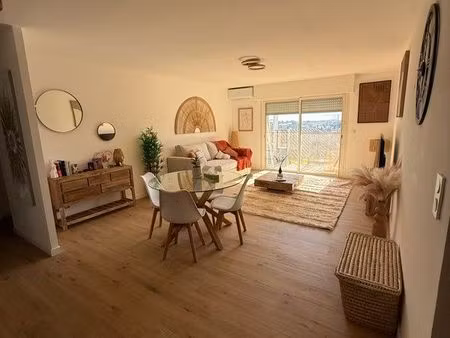 superbe t3 meublé refait à neuf avec terrasse, climatisation, parking et cave