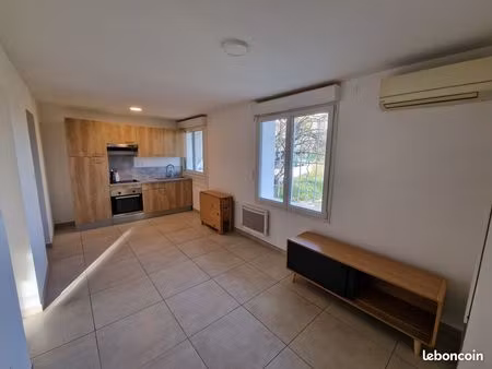 t2 meublé avec jardin et parking (loyer : 850 + 100 provision eau électricité)