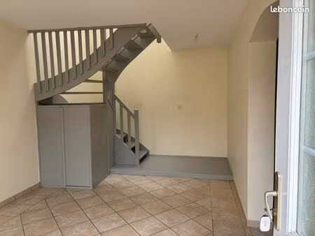 loue f3 en duplex avec parking et jardinet