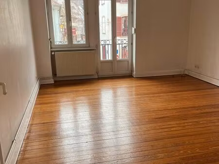 beau 2 pièces non meuble dans immeuble standing