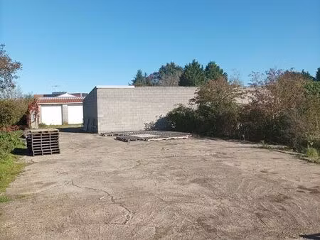 terrain 550m² bétonné à louer