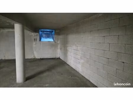 loue place de parking moto sécurisée et fermée