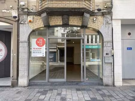 propriété commerciale dans la principale rue commerçante de