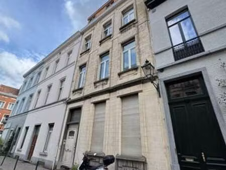 saint-gilles - grand duplex lumineux 150m² a renover