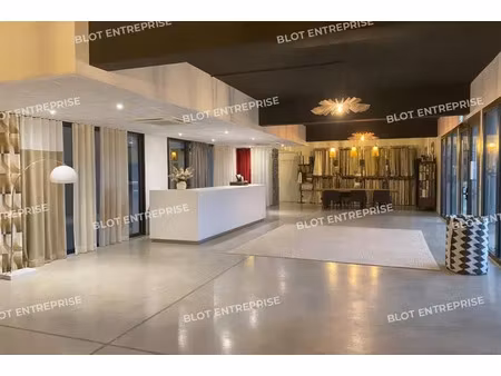 a louer - bureaux avec showroom - saint-malo - 760 m²