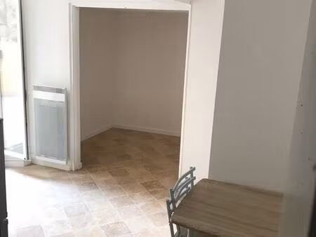 studio 1 pièce avec coin nuit et terrasse au 1er étage et rénové entièrement