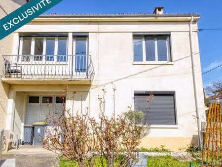 maison de ville mitoyenne d'un côté avec garage, balcon, parking et jardinet