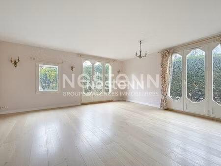 quartier du village - maison montigny le bretonneux 6 pièces 4 chambres.