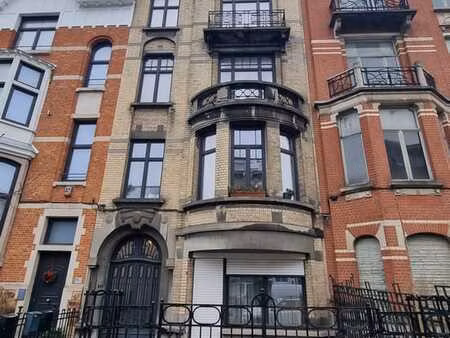 rez commercial avec jardinet avant et cour privative