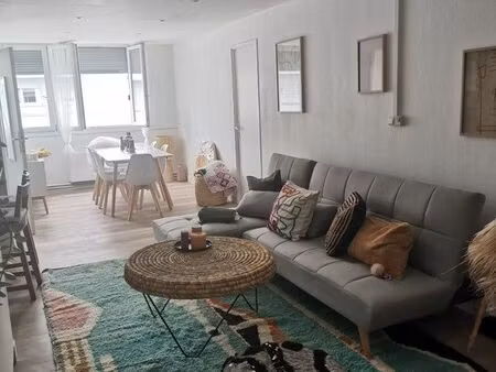 chambre lumineuse à louer dans bel appartement