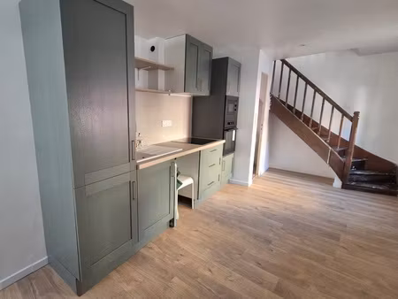 vente maison en pierre rénovée avec courette en centre bourg