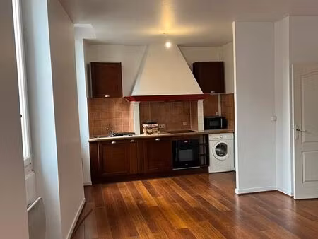 t2 rénové lumineux – rue ferrari marseille – 750 cc