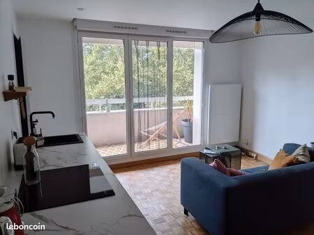 t2 de 37m² avec grand balcon, vue sur rhône et parking - lyon 7e