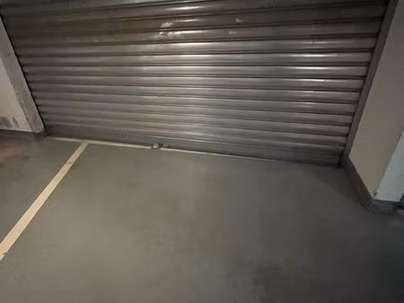 disponible grand garage sécurisé de 40m2