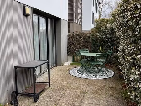 t2 - rdc meublé avec terrasse et jardinet + place de parking bx lac