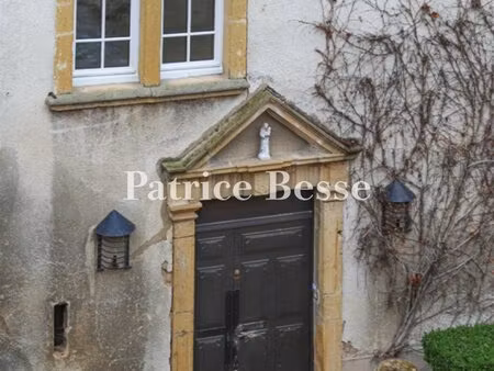 dans les hauts du beaujolais, un château du 17e siècle, ses dépendances, sa chapelle, dans
