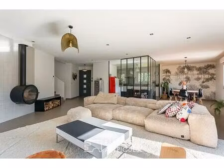 maison avec jardin paysagé et piscine