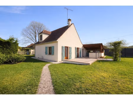 maison traditionnelle avec garage et jardin clos