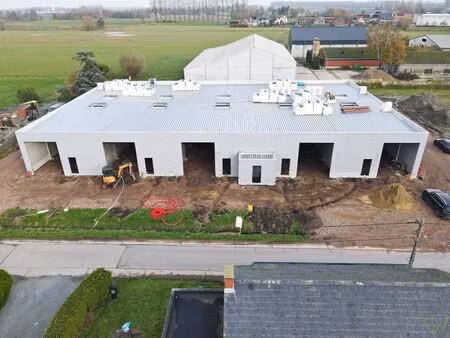 makkelijk toegankelijke nieuwbouwloods nabij het centrum van bentille!