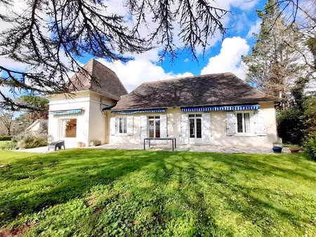 maison de style périgordien, piscine et vue imprenable sur bergerac