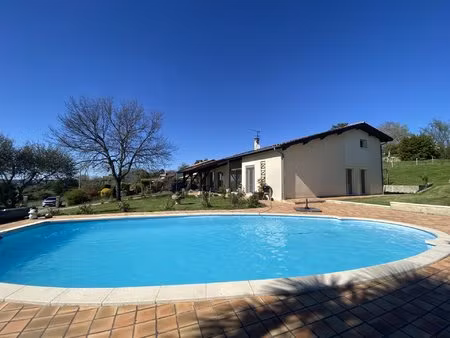 agréable maison avec piscine et vue pyrénées proche de condom