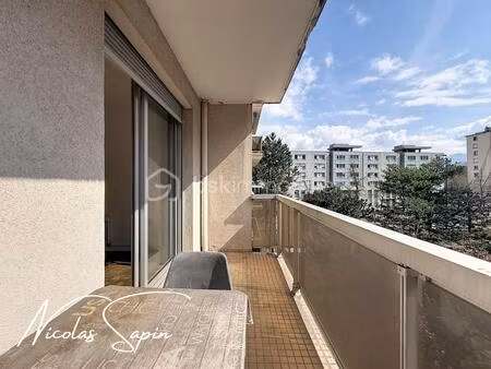 studio avec balcon et place de parking