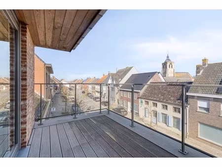 ruim en lichtrijk appartement in hartje proven