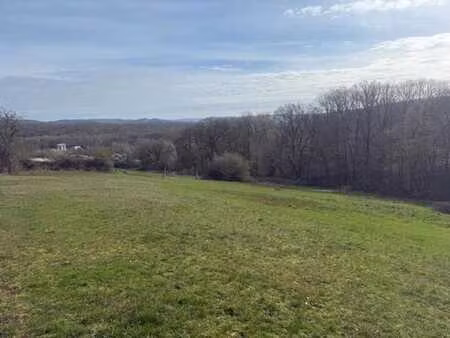 beau terrain idéalement situé dans une rue résidentielle ent