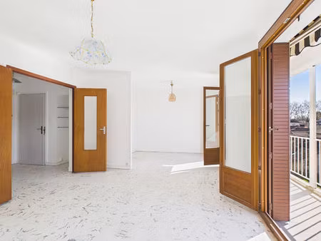 t3 lumineux avec grand balcon et parking ! à deux pas des remparts