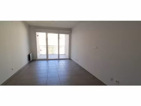 t2 neuf avec balcon et parking à cogolin