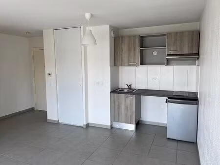 appartement de type 2 récent avec balcon et parking