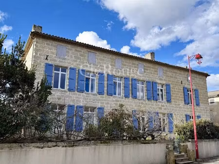 imposante maison de village aux volumes exceptionnels avec fort potentiel d’aménagement