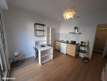 studio 22m2 grand théâtre proche tram avec baignoire