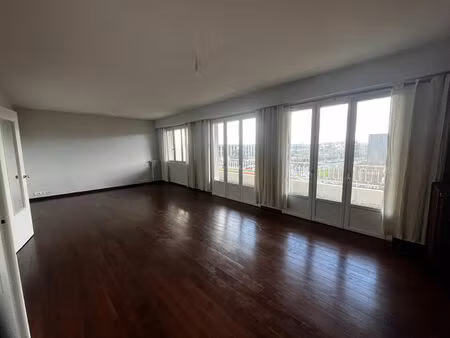 a louer appartement beaux volumes angers avec deux chambres parking et balcons