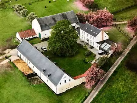 ferme en carré +/- 13ha nombreuses possibilités