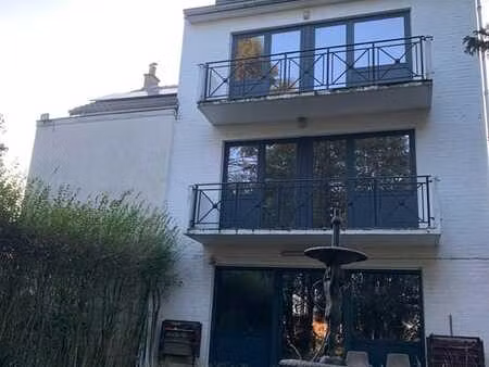 studio idéalement situé : 2 min. métro, proche ucl & st-luc