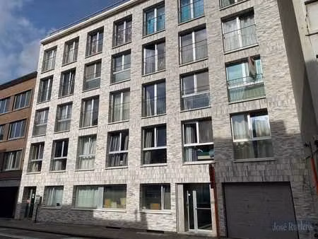 bemeubelde , ruime studio op de derde verdieping